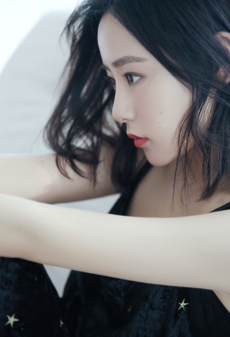 气质美女吊带香肩室内个人写真