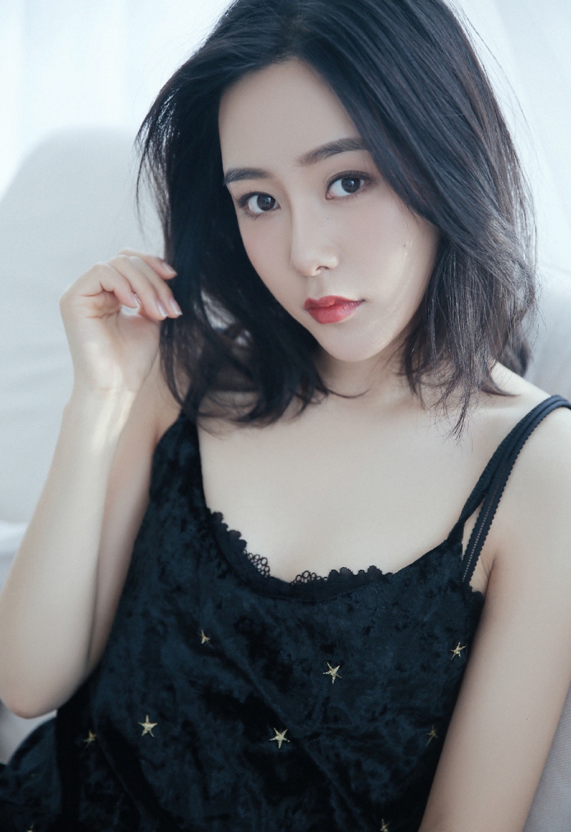 气质美女吊带香肩室内个人写真