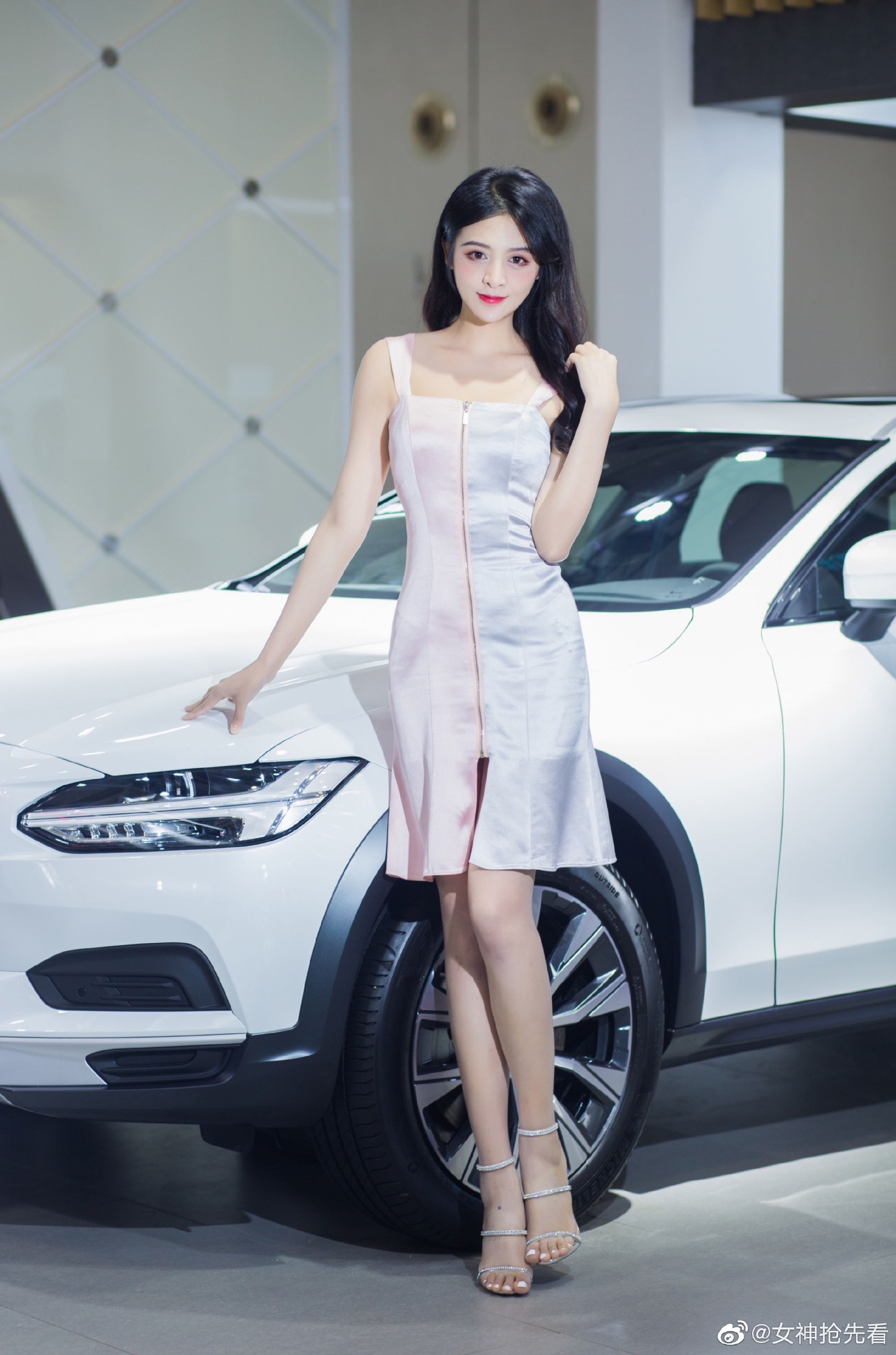 美女车模吊带短裙香肩美腿私拍