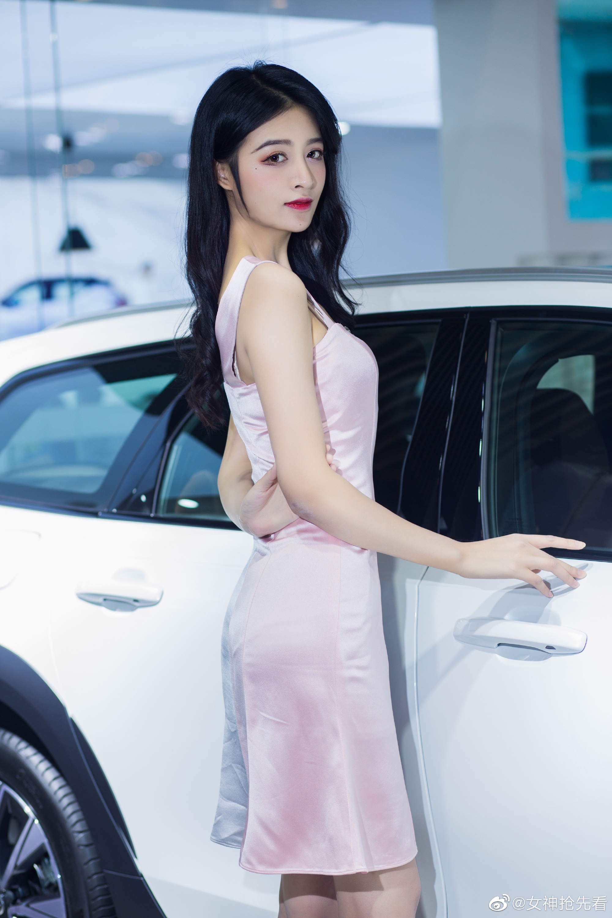 美女车模吊带短裙香肩美腿私拍