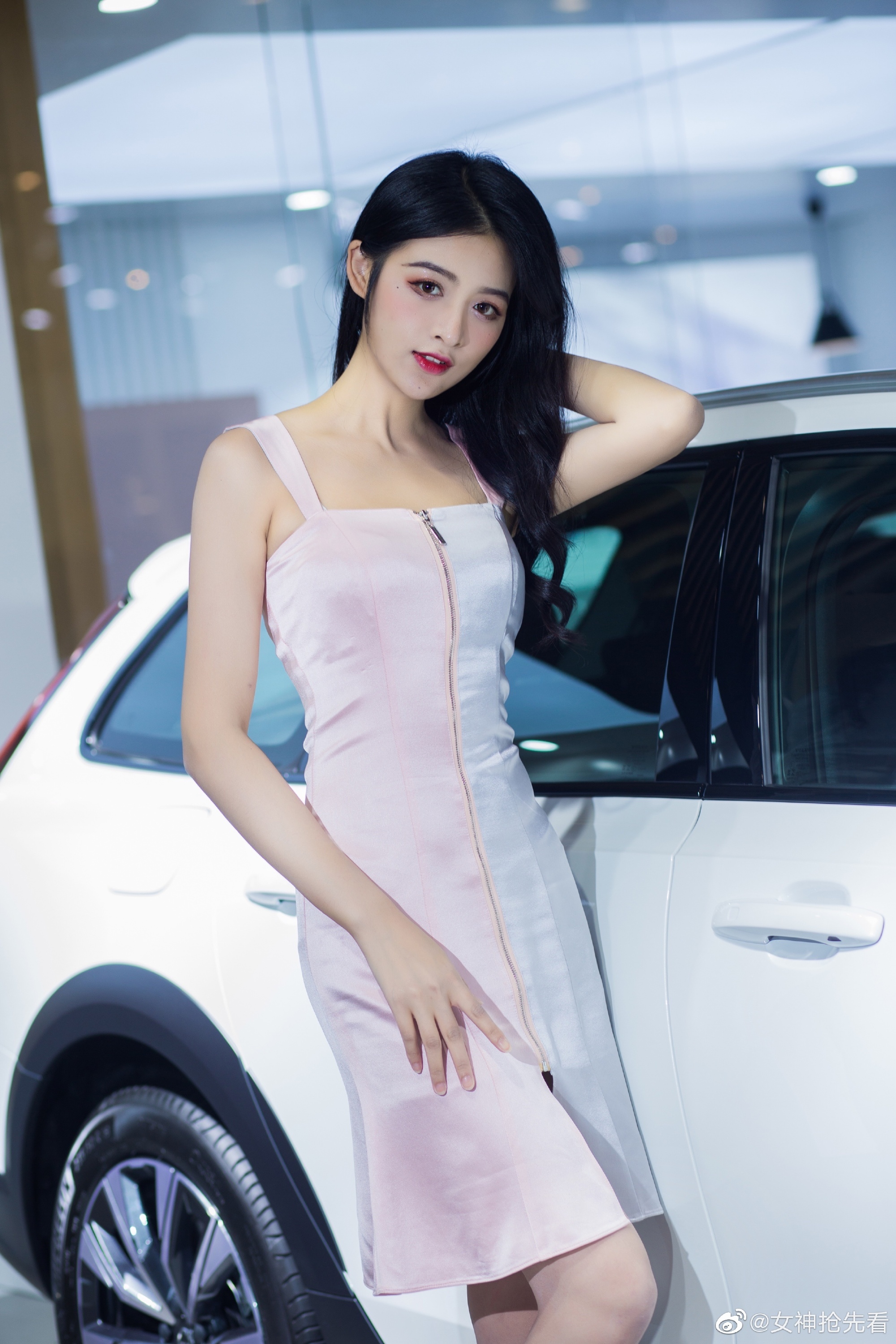 美女车模吊带短裙香肩美腿私拍