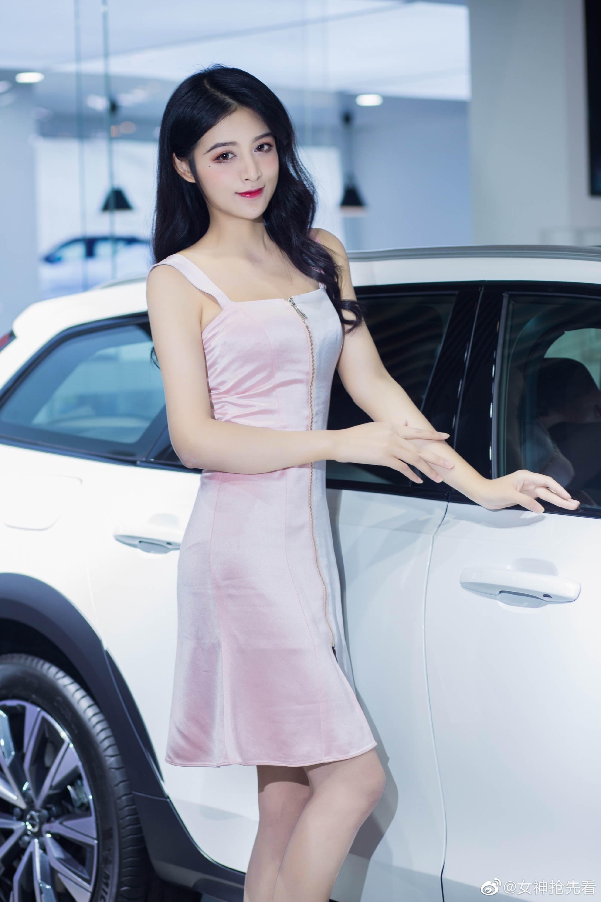 美女车模吊带短裙香肩美腿私拍