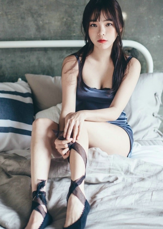 床上美女美腿翘臀性感火辣私拍