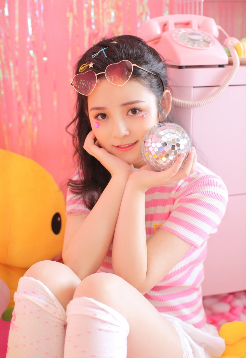 妙龄少女白丝美腿甜美迷人写真