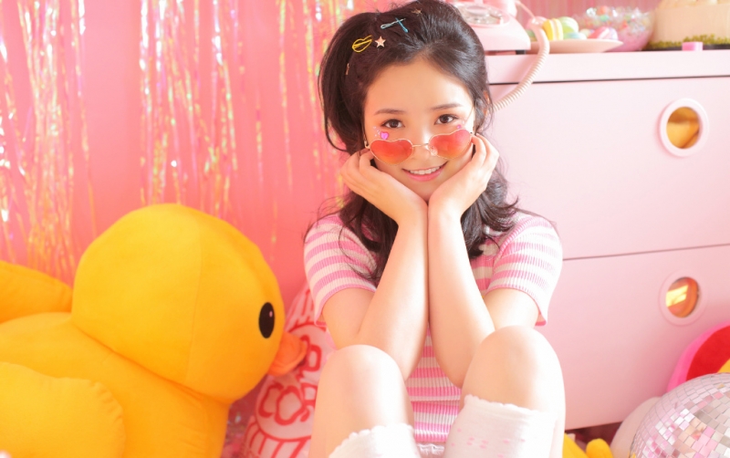 妙龄少女白丝美腿甜美迷人写真