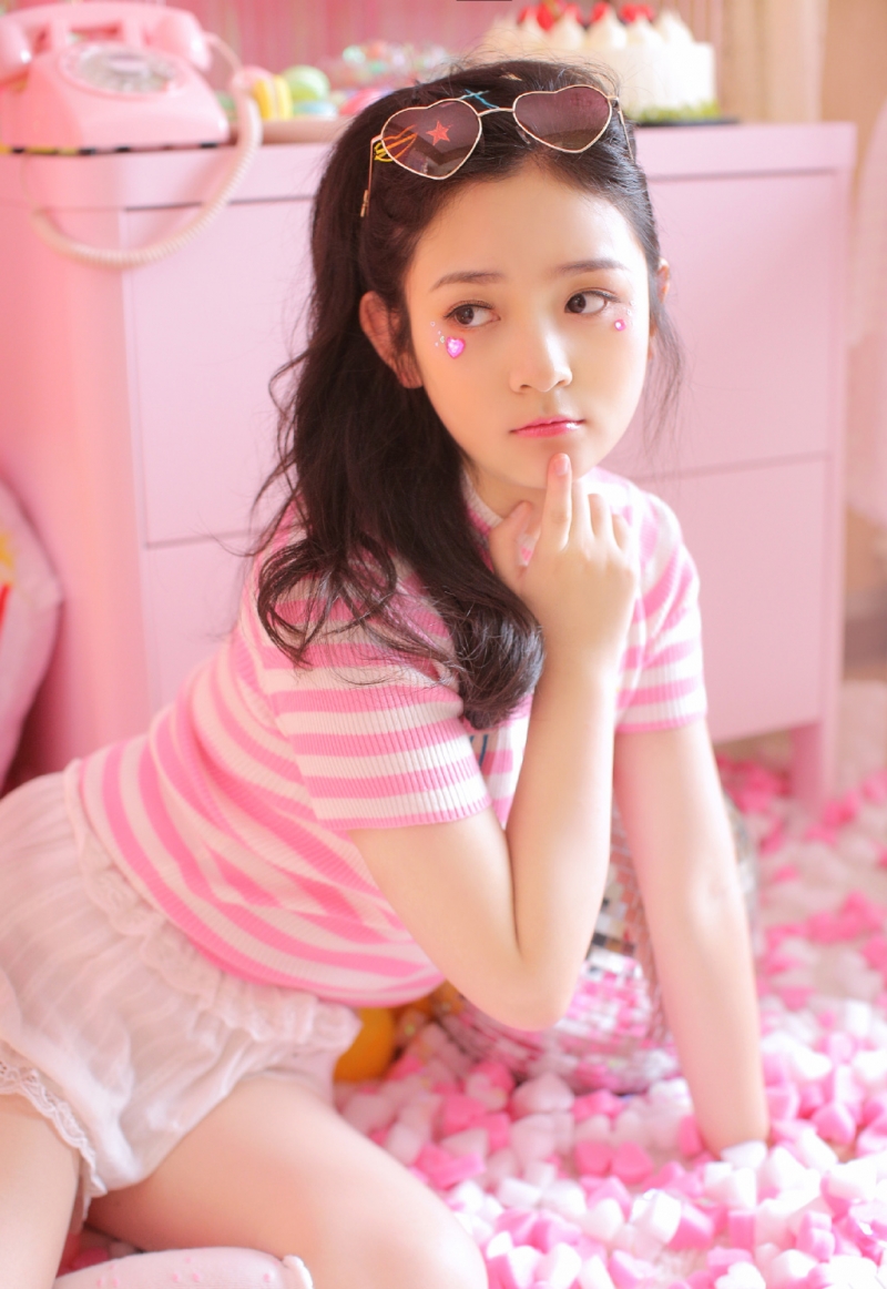 妙龄少女白丝美腿甜美迷人写真