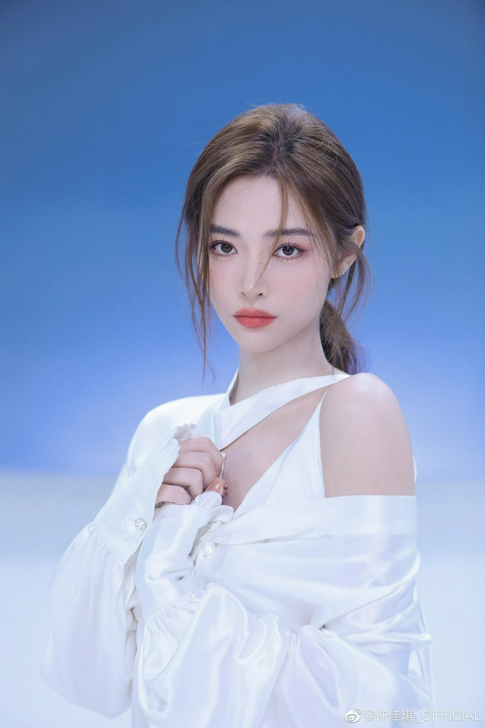 许佳琪回眸浅笑温柔迷人写真美照