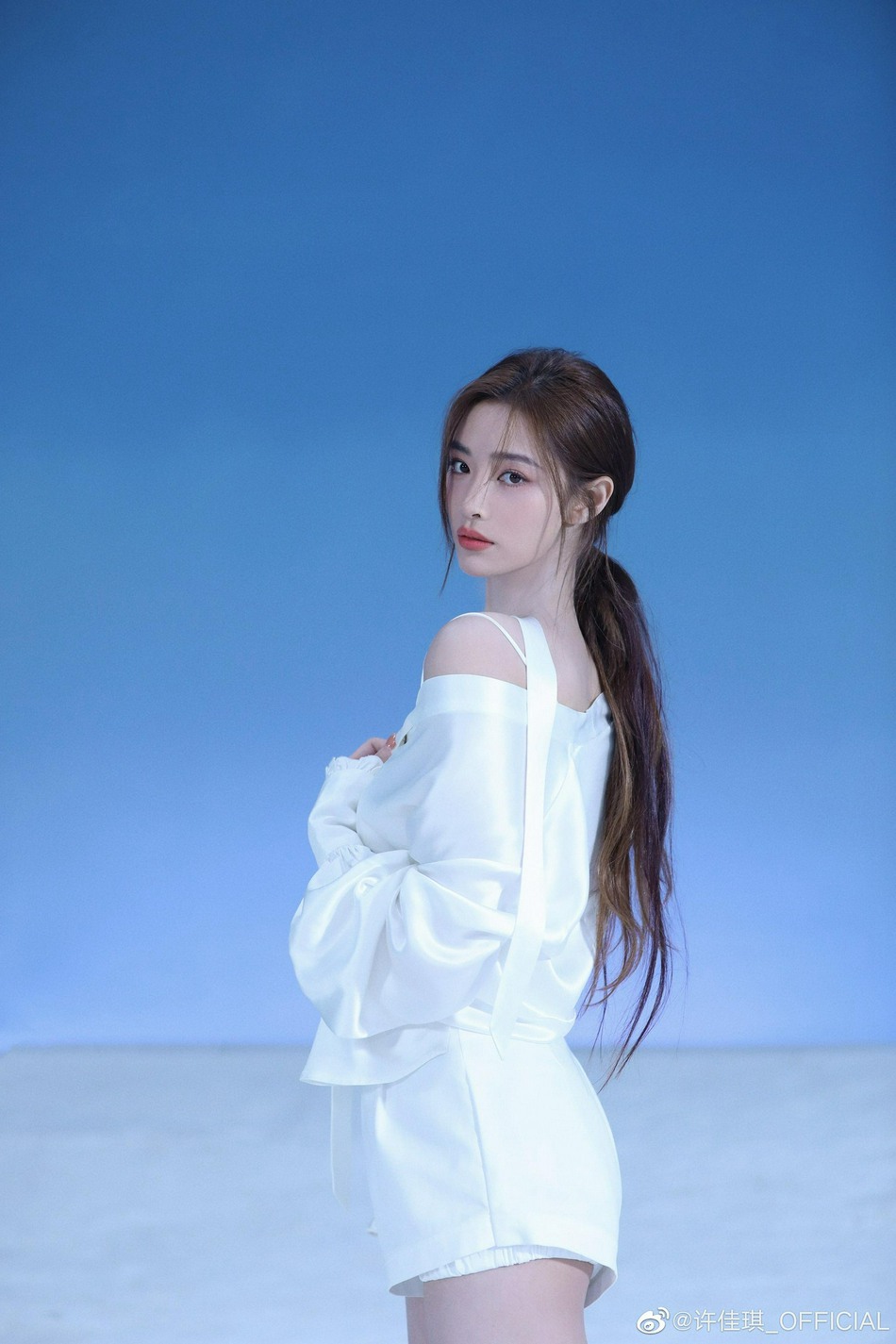 许佳琪回眸浅笑温柔迷人写真美照