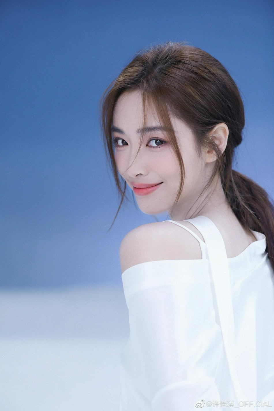 许佳琪回眸浅笑温柔迷人写真美照