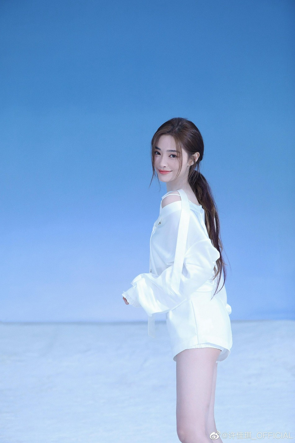 许佳琪回眸浅笑温柔迷人写真美照