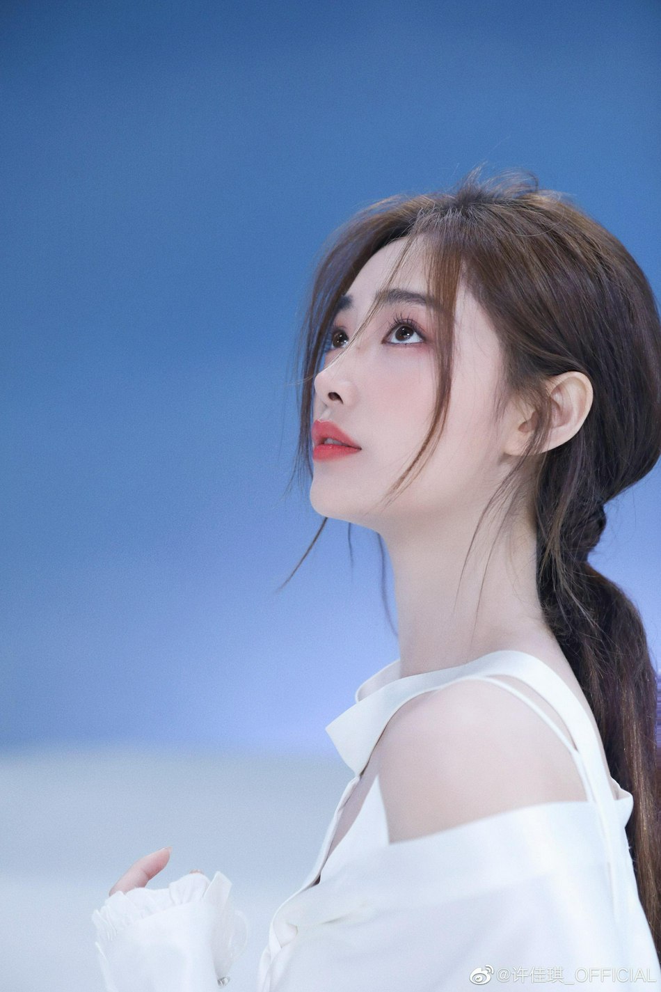 许佳琪回眸浅笑温柔迷人写真美照