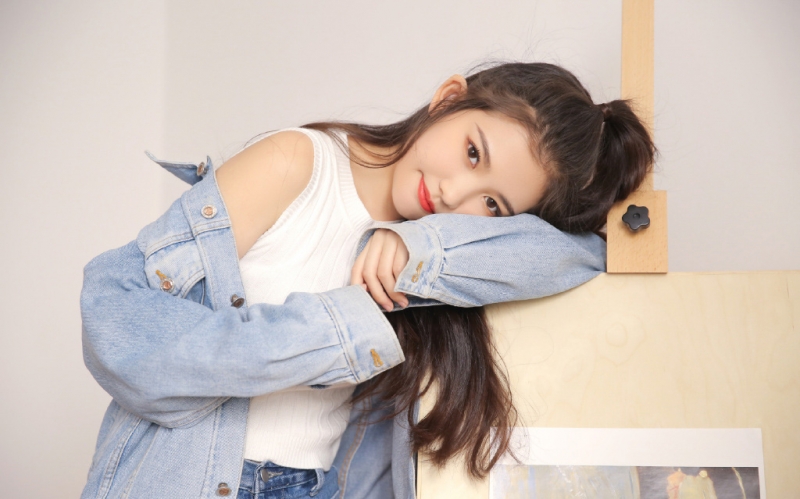 牛仔美女香肩美腿青春靓丽图片