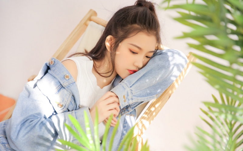 牛仔美女香肩美腿青春靓丽图片