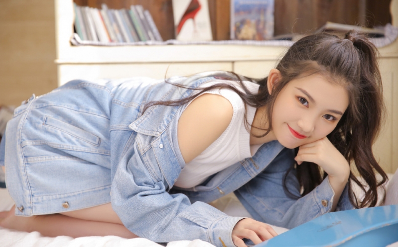 牛仔美女香肩美腿青春靓丽图片