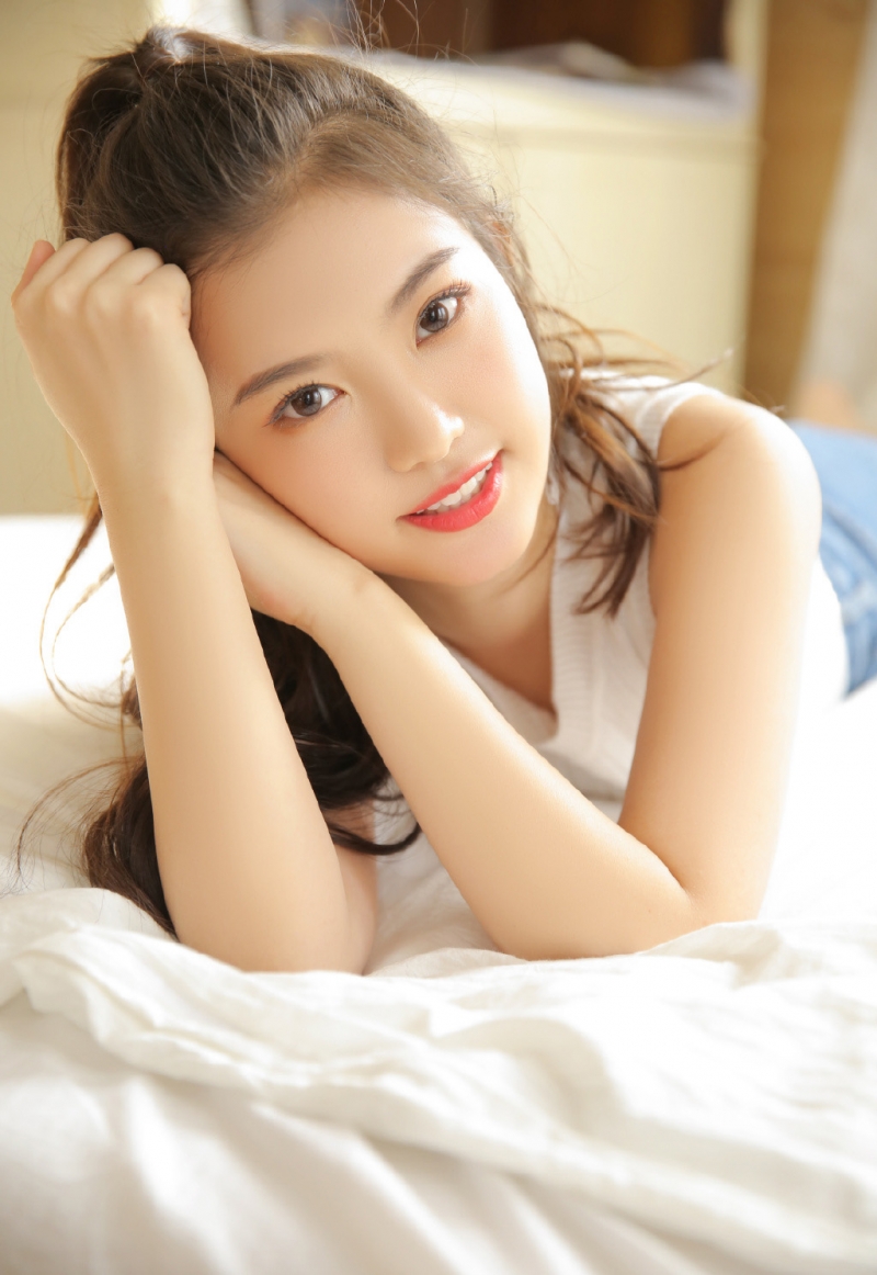 牛仔美女香肩美腿青春靓丽图片