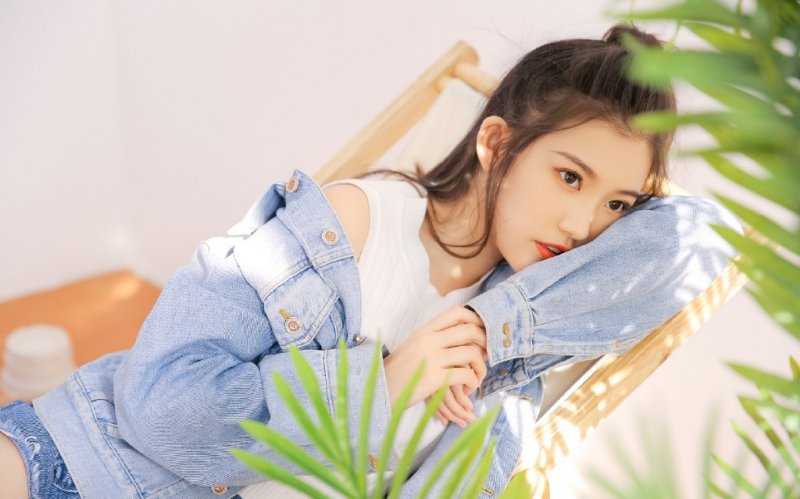 牛仔美女香肩美腿青春靓丽图片