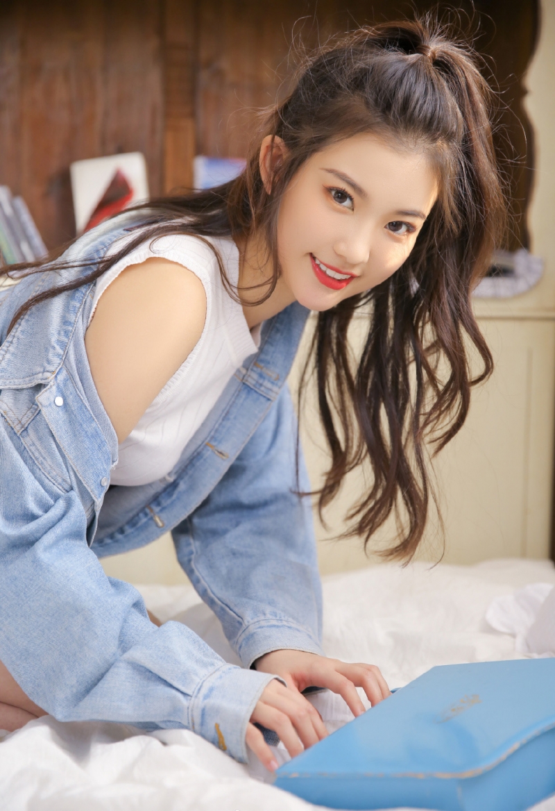 牛仔美女香肩美腿青春靓丽图片