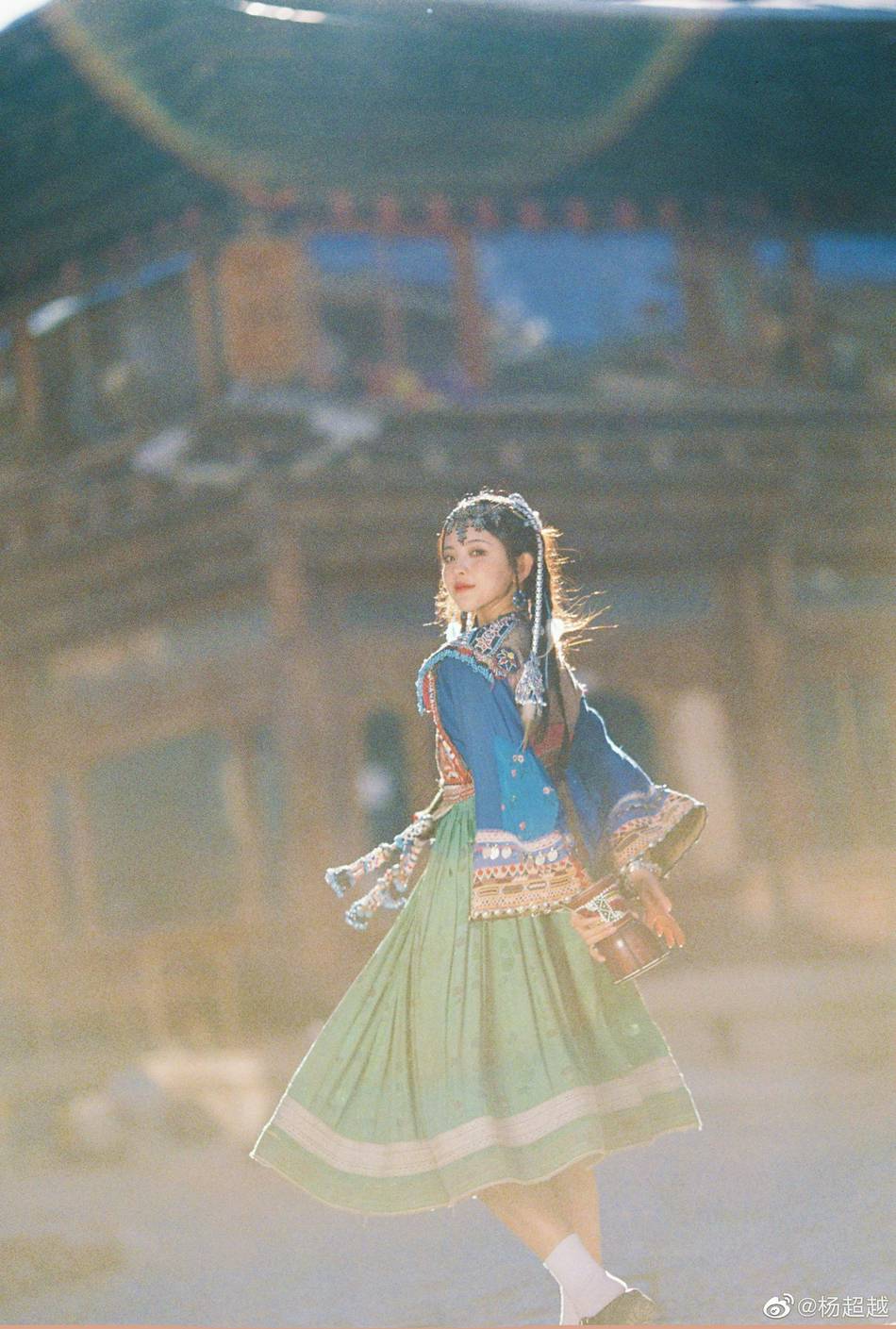 杨超越民族风造型俏皮又灵动写真