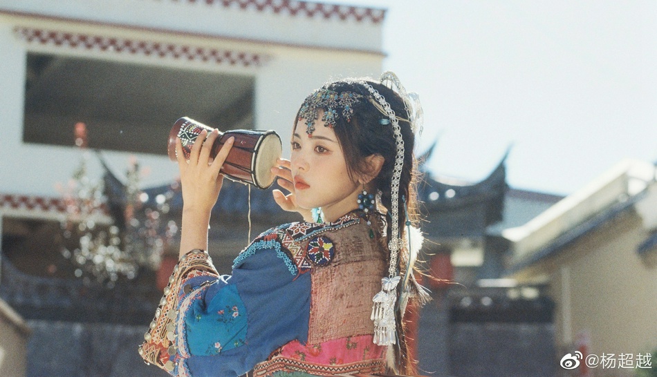 杨超越民族风造型俏皮又灵动写真