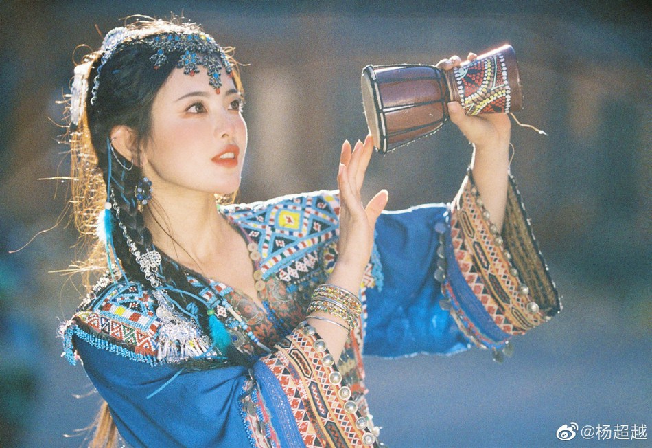 杨超越民族风造型俏皮又灵动写真