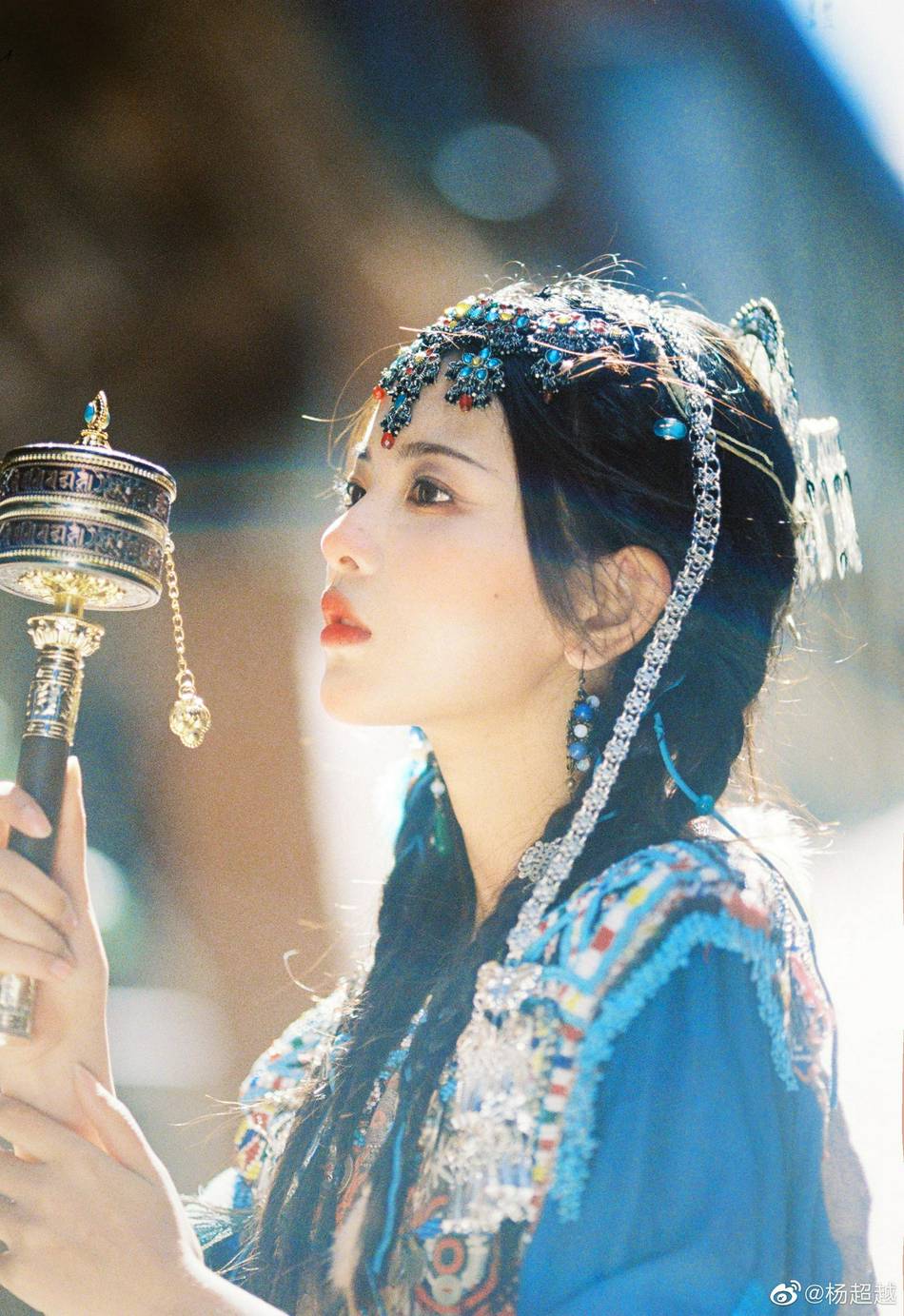 杨超越民族风造型俏皮又灵动写真