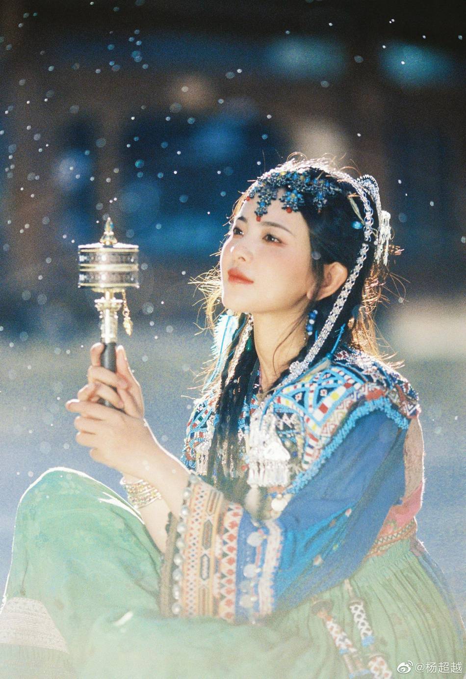 杨超越民族风造型俏皮又灵动写真