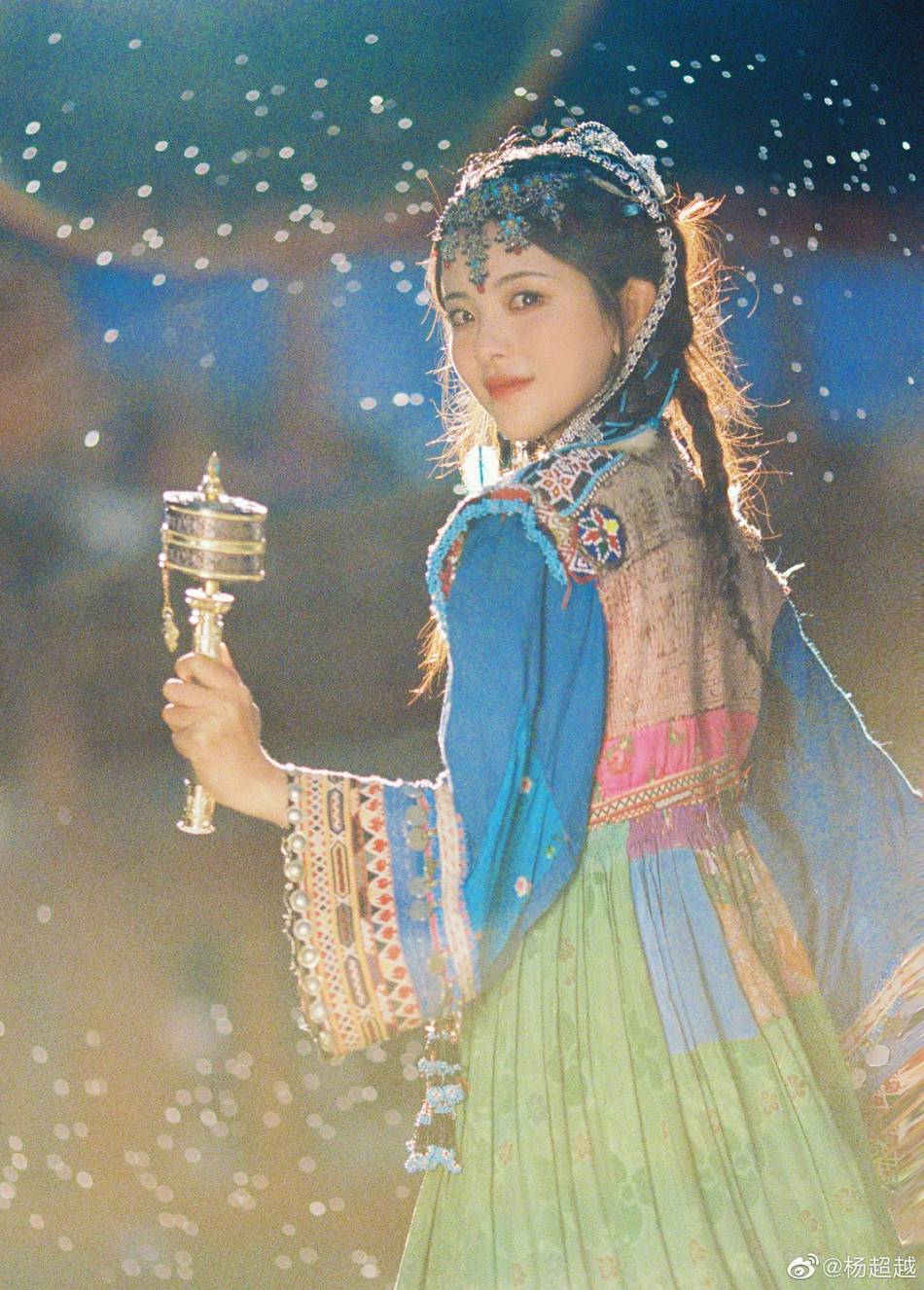 杨超越民族风造型俏皮又灵动写真