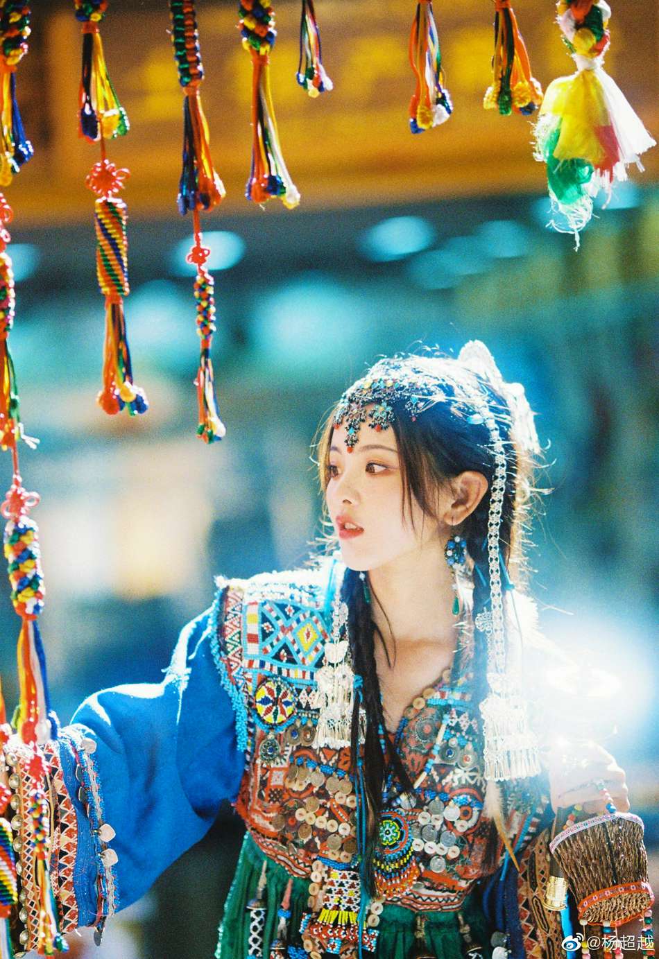 杨超越民族风造型俏皮又灵动写真