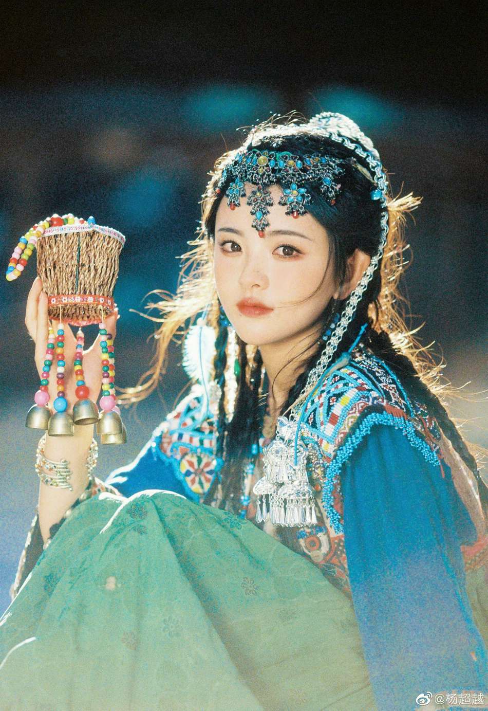 杨超越民族风造型俏皮又灵动写真