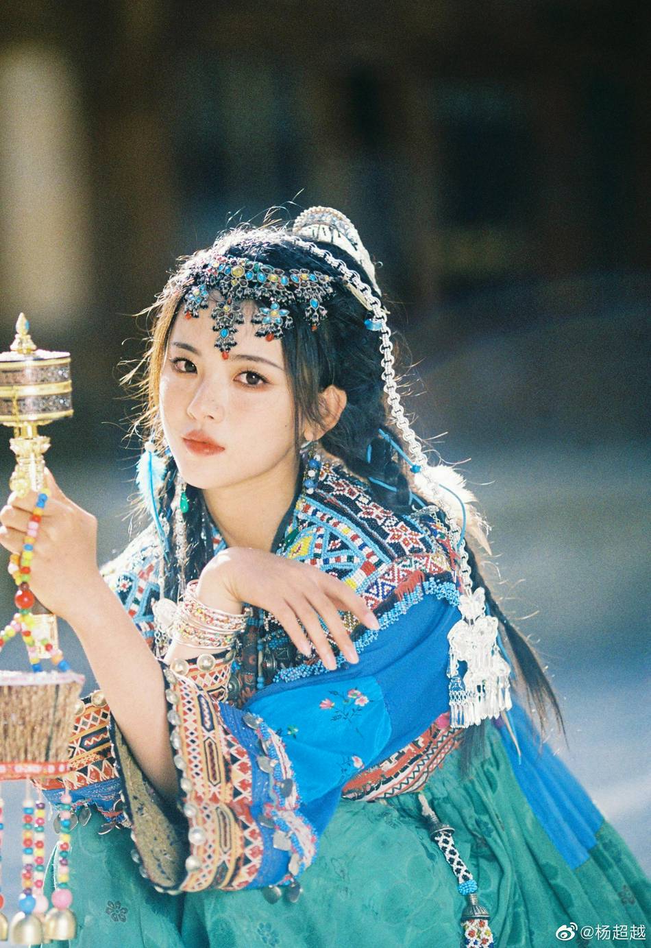 杨超越民族风造型俏皮又灵动写真