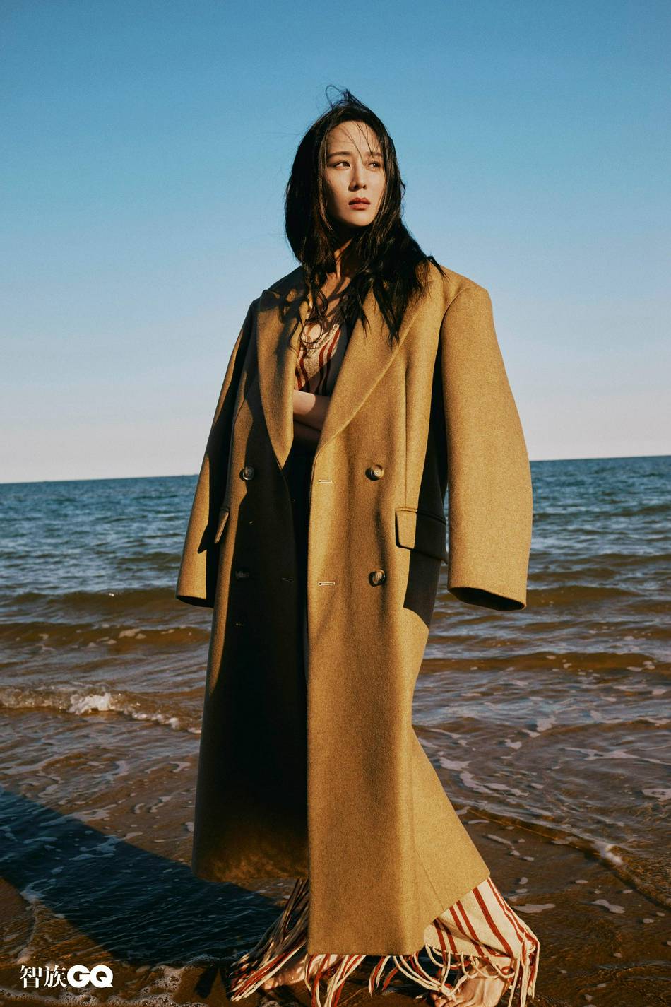 张钧甯漫步沙滩尽显温柔随性写真