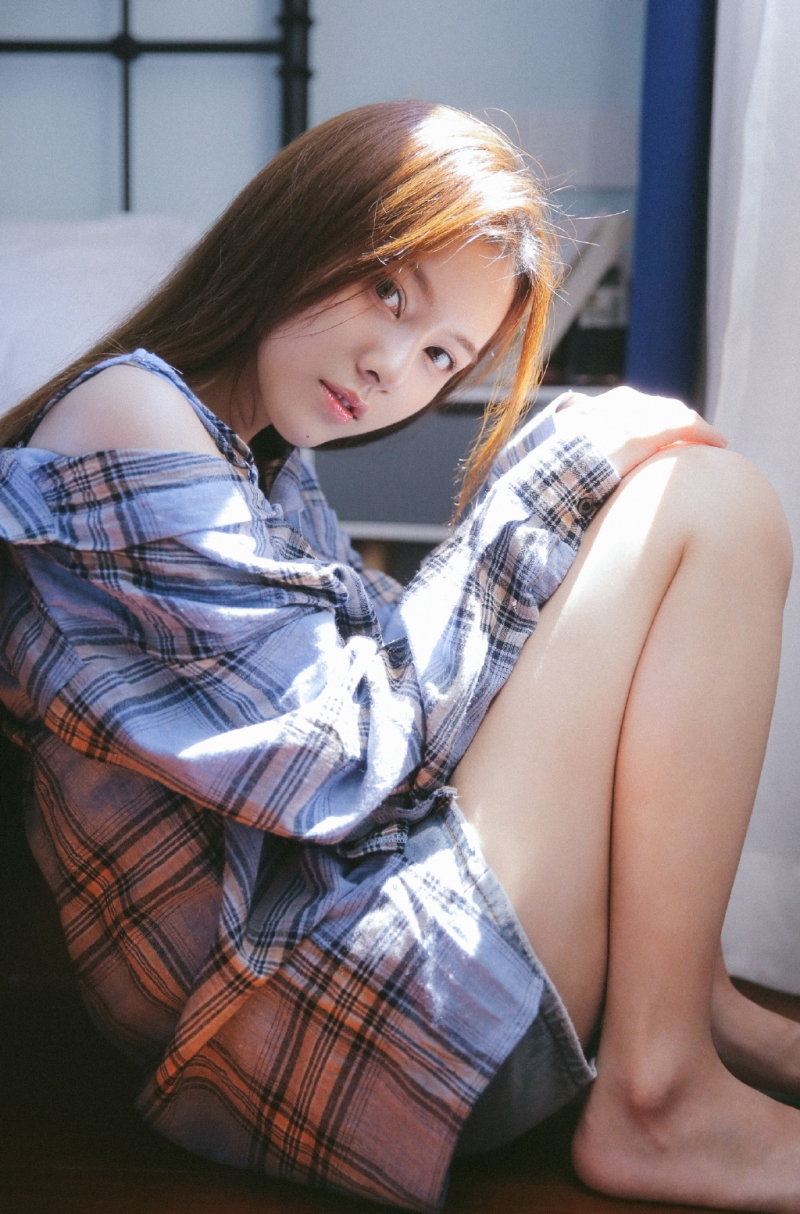 阳光下的清纯美女小露香肩写真