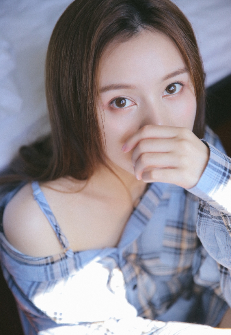 阳光下的清纯美女小露香肩写真