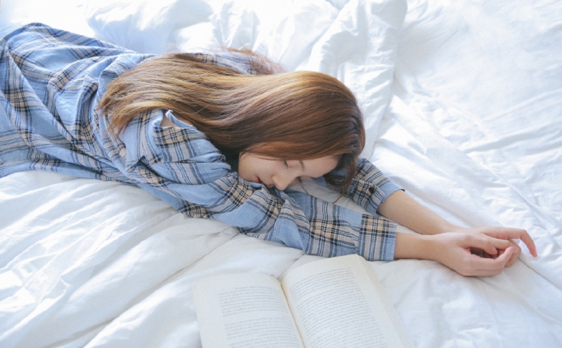 阳光下的清纯美女小露香肩写真