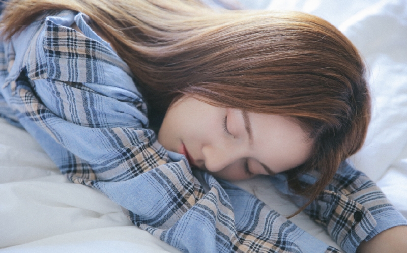 阳光下的清纯美女小露香肩写真