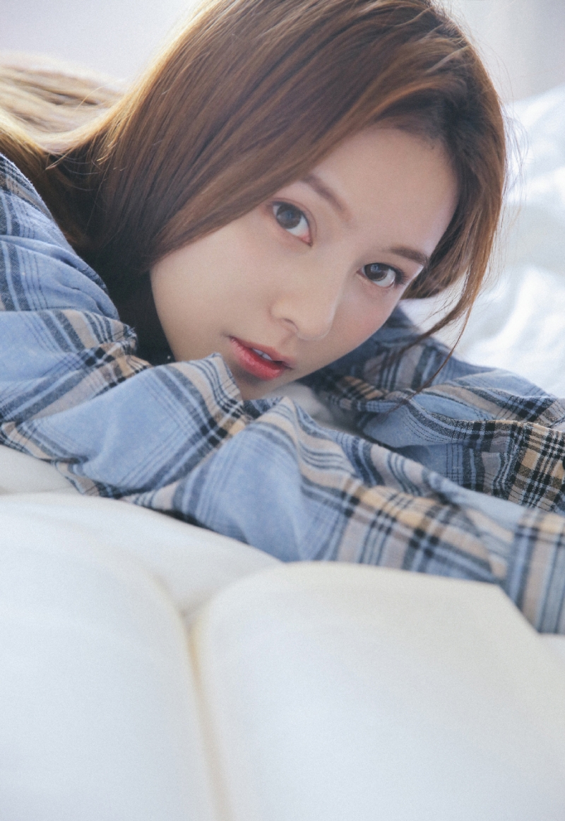 阳光下的清纯美女小露香肩写真