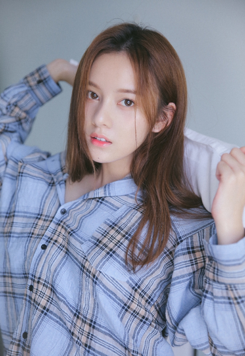 阳光下的清纯美女小露香肩写真