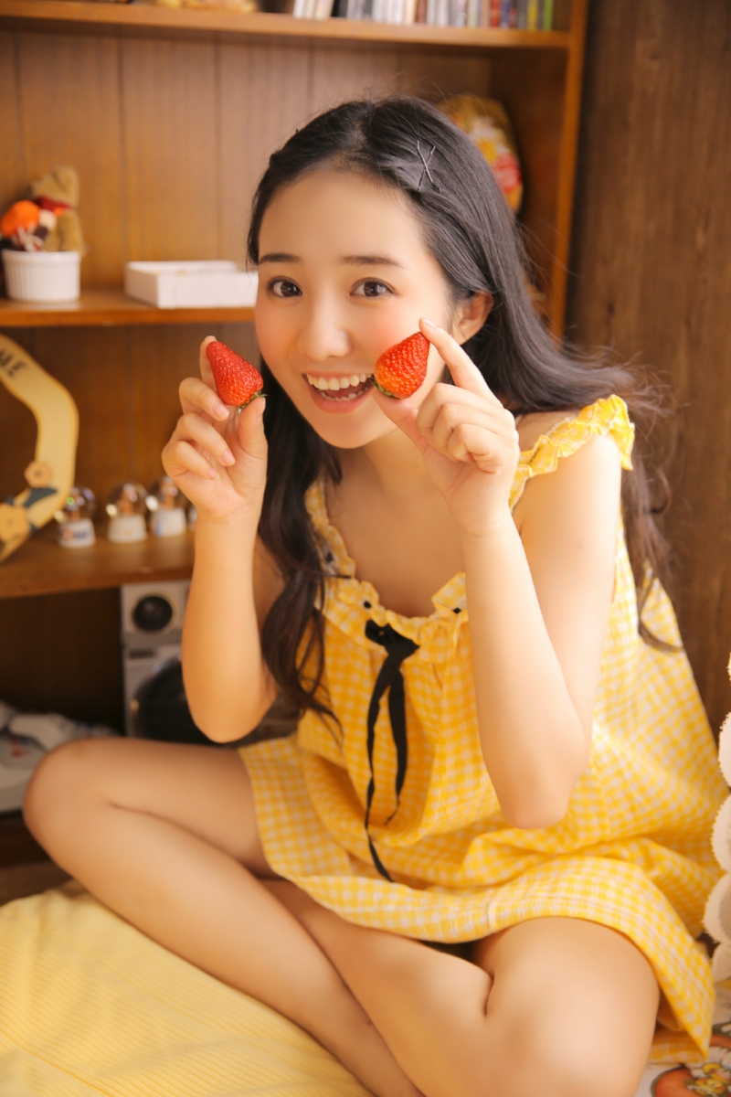 草莓味美少女露齿甜笑私房写真