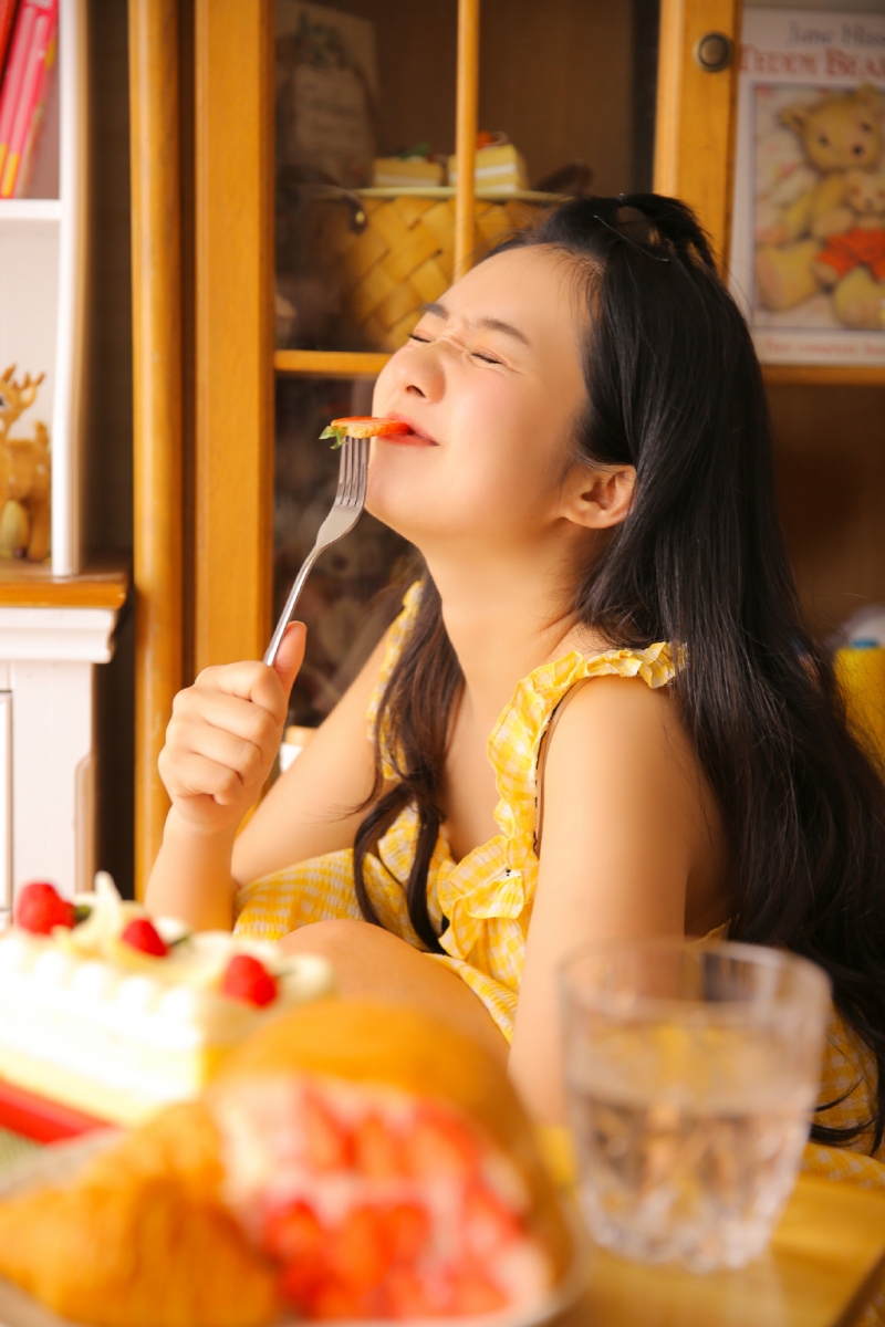 草莓味美少女露齿甜笑私房写真