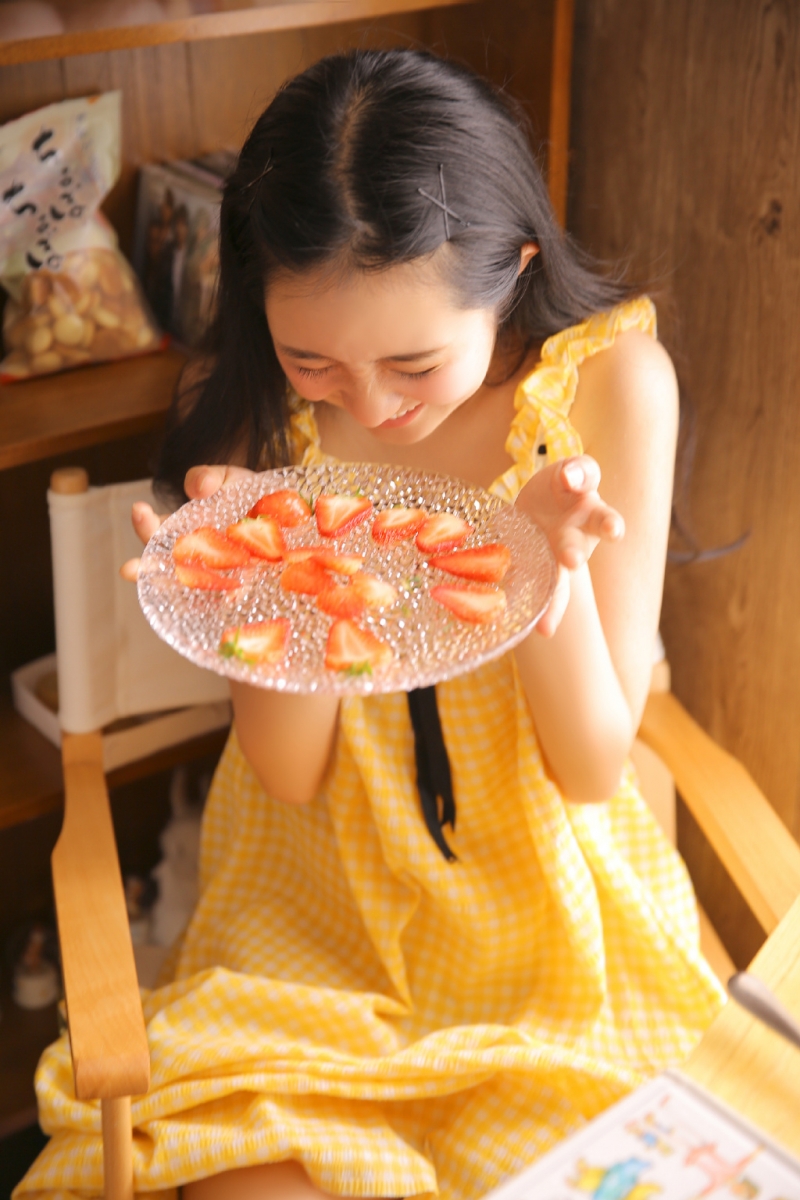 草莓味美少女露齿甜笑私房写真