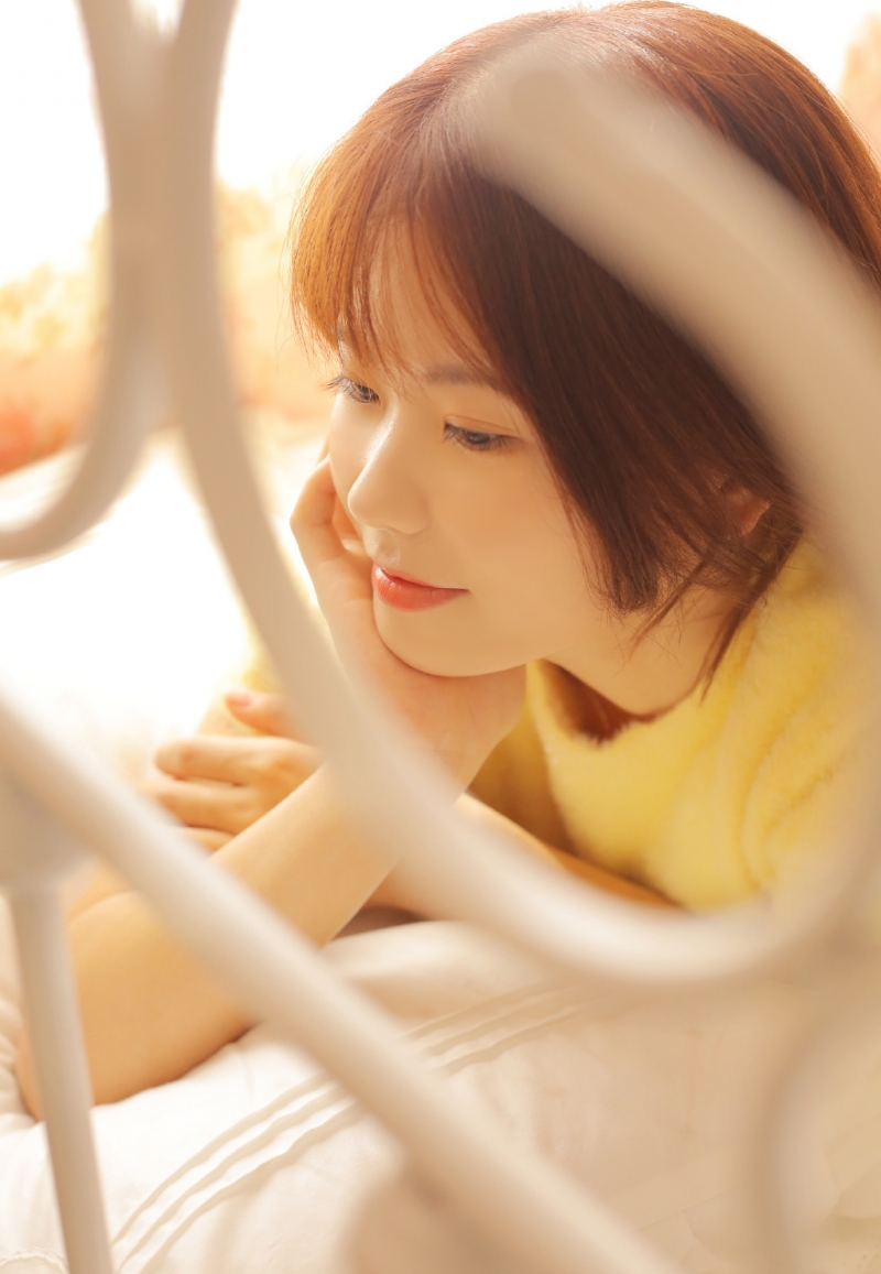 阳光下的床上美女白丝美腿图片