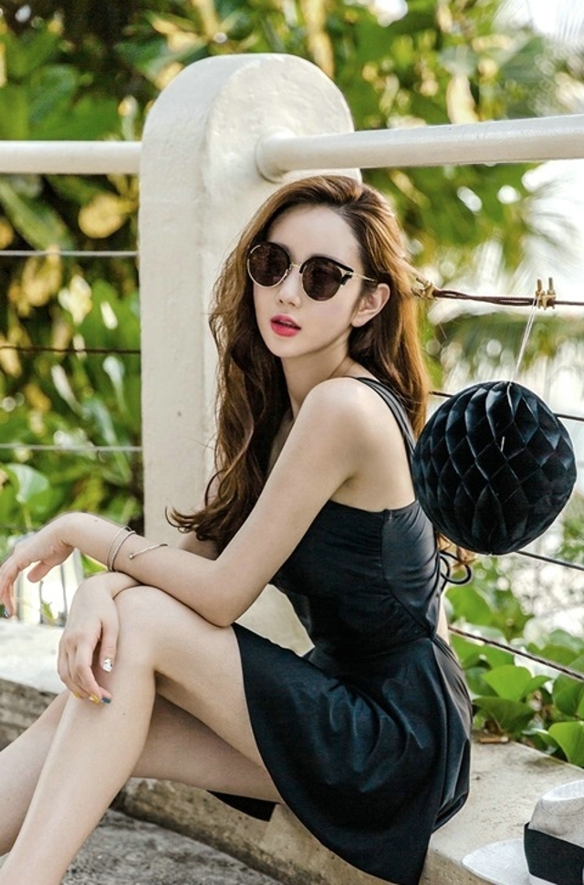 超性感美女低胸超短裙精美图片