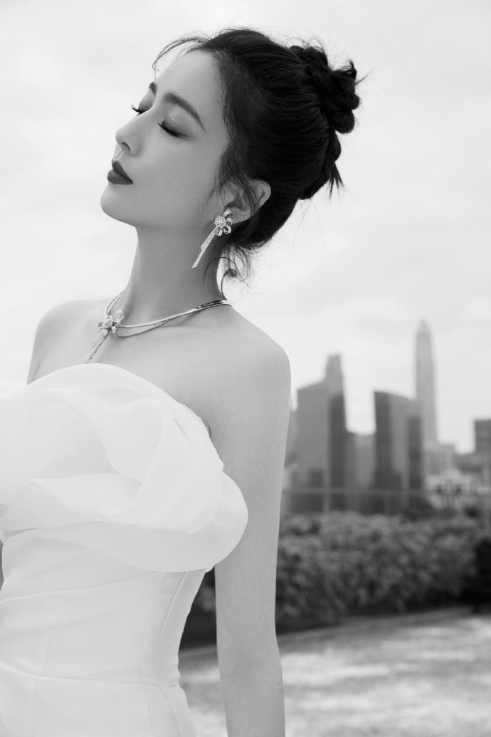 佟丽娅白色抹胸短裙优雅迷人写真