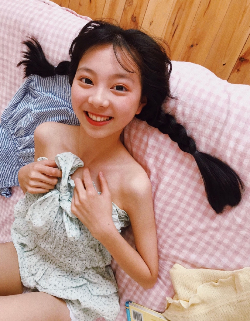 麻花辫萌妹子床上慵懒随性图片