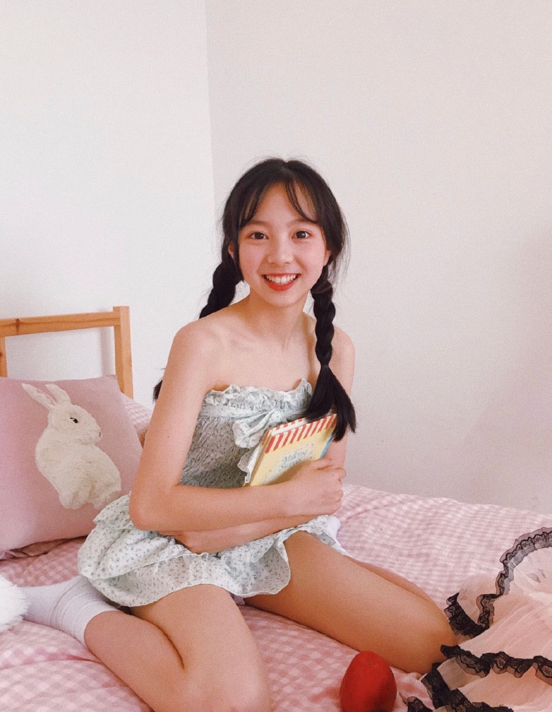 麻花辫萌妹子床上慵懒随性图片