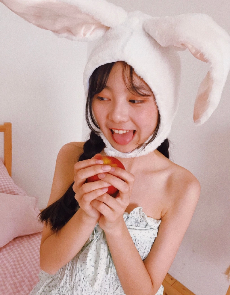 麻花辫萌妹子床上慵懒随性图片