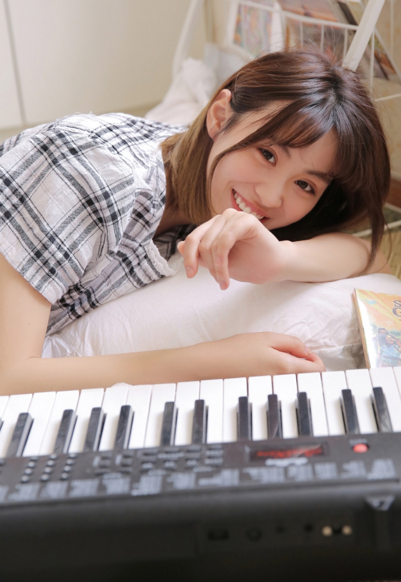 小清新美女格子连衣裙室内写真