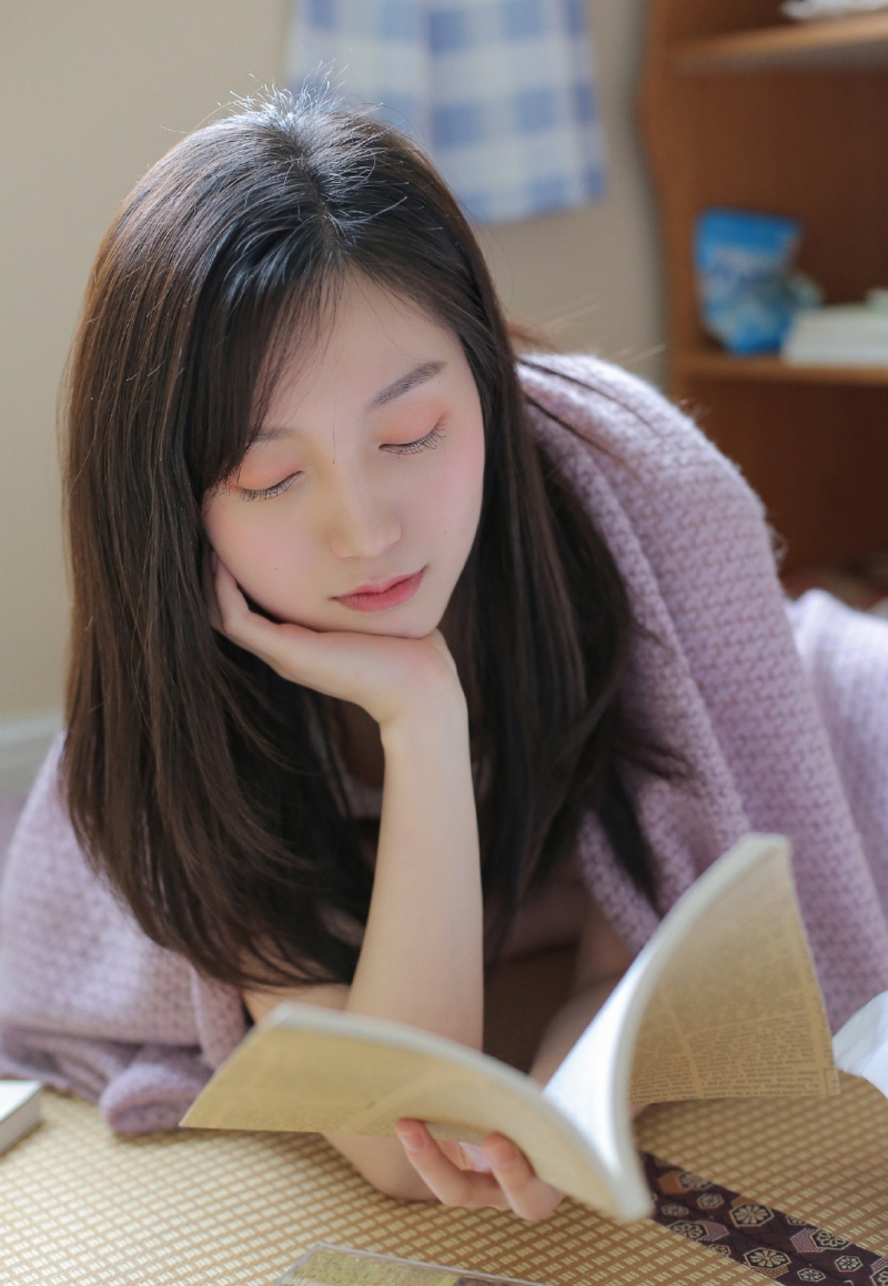 长发美女一个人安静的图片写真