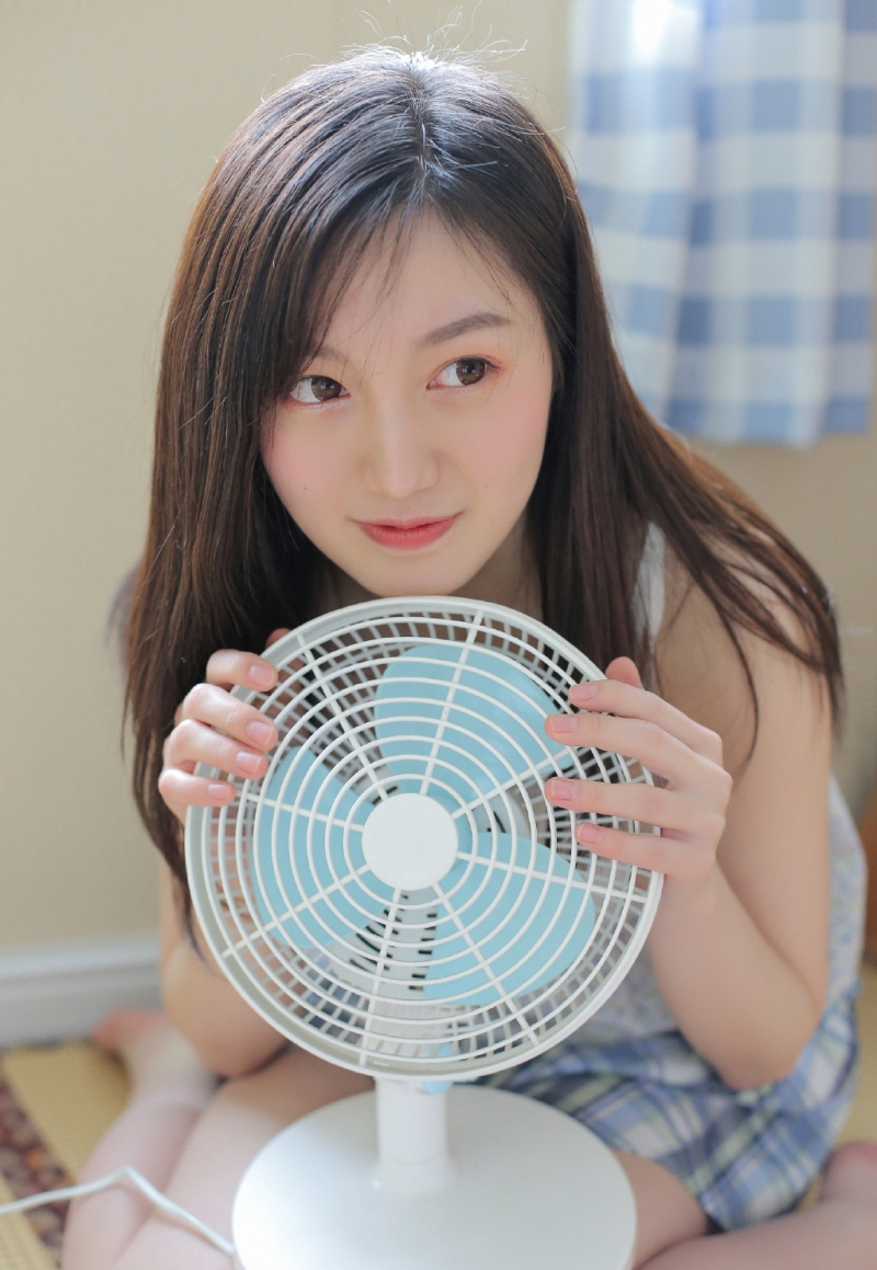 长发美女一个人安静的图片写真