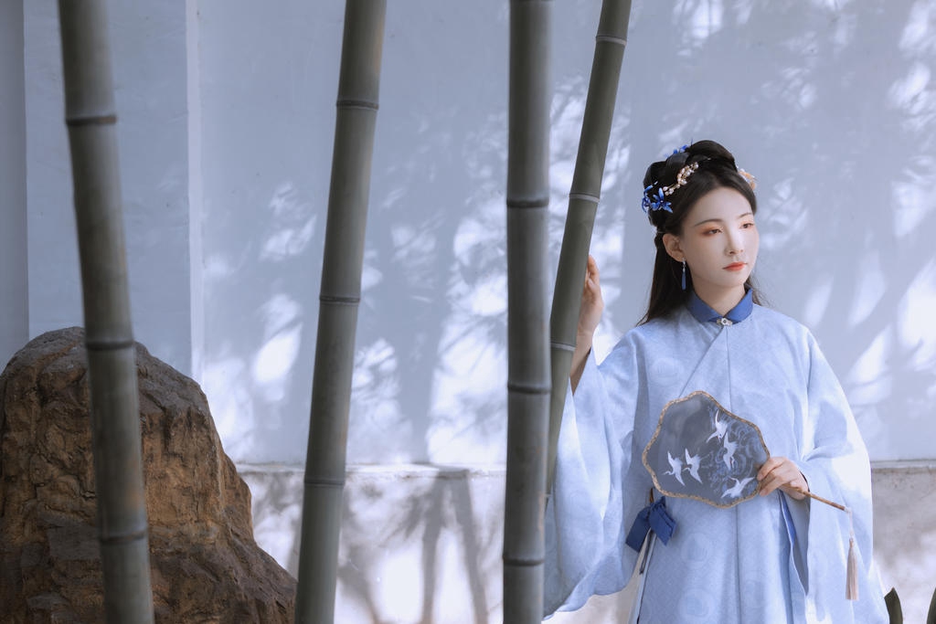 竹林中的古装美女清新脱俗图片